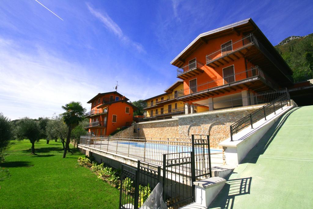 Albatros Apartment ตอสโกลาโน มาแดร์โน ภายนอก รูปภาพ