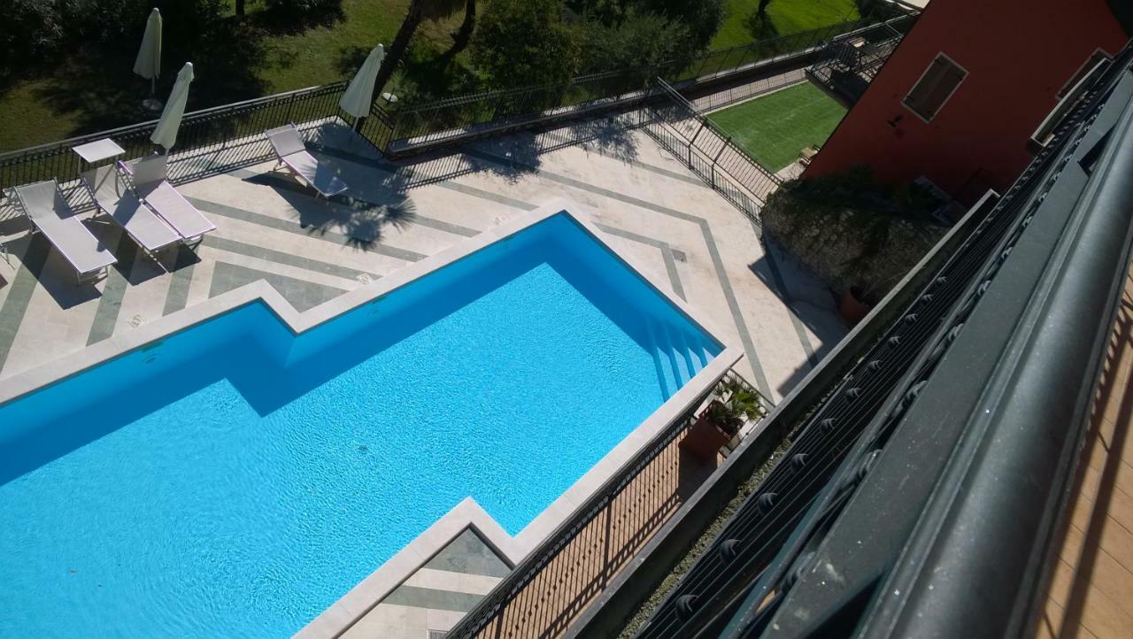 Albatros Apartment ตอสโกลาโน มาแดร์โน ภายนอก รูปภาพ